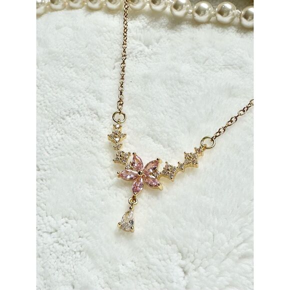 Gorgeous light pink flower Regency style cubic zirconia necklace  - Picture 4 of 8